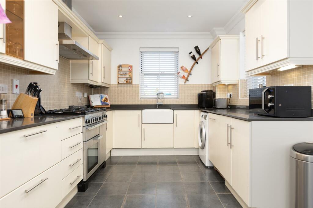 Kitchen with quartz worksurface