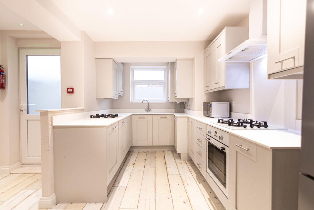 83TR Kitchen