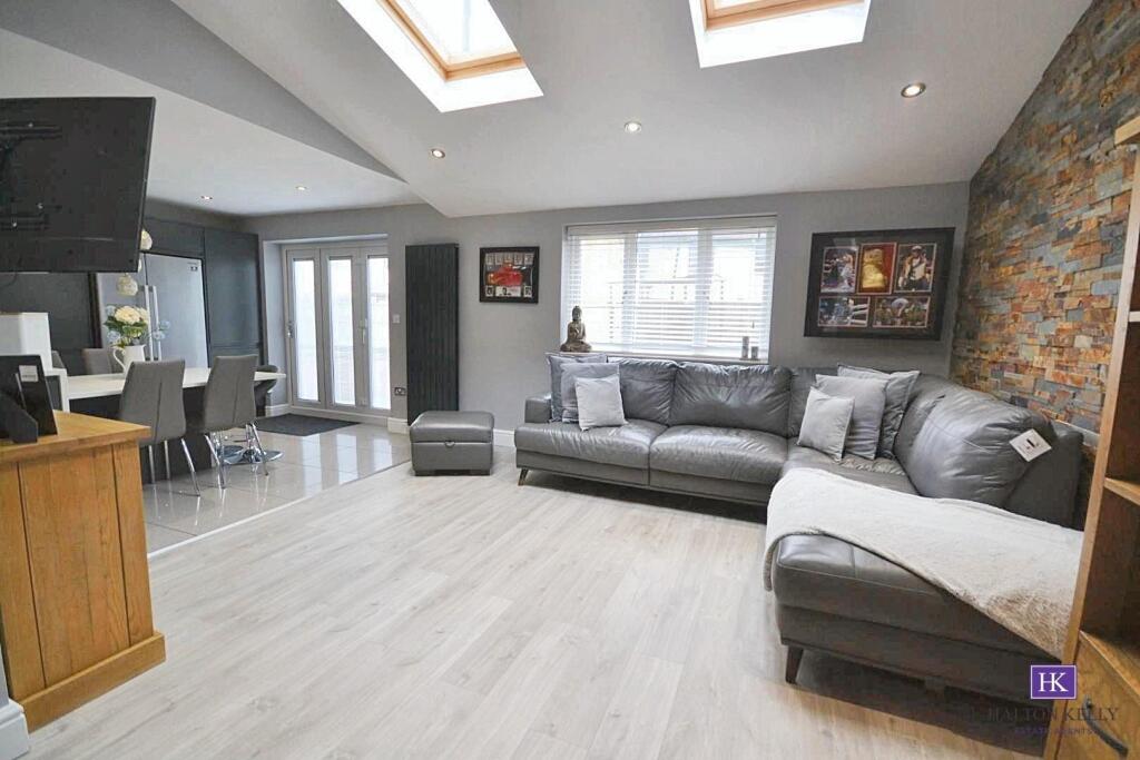 OPEN PLAN KITCHEN/LIVING SPACE