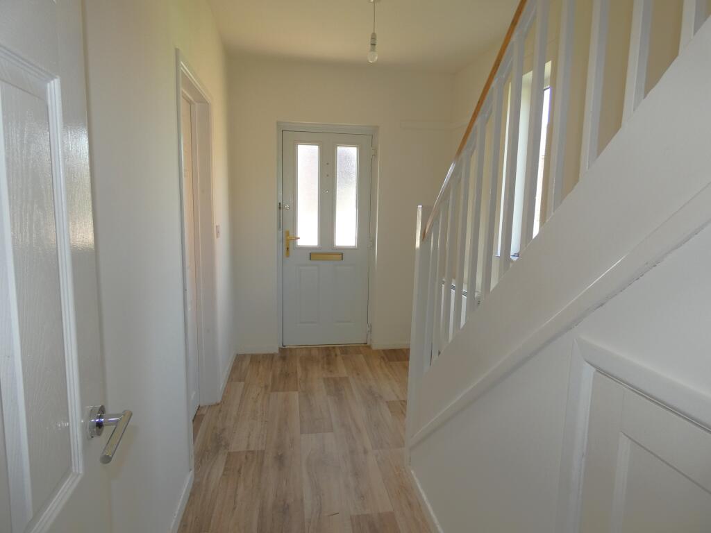 Pic 5 Hallway (1).JPG