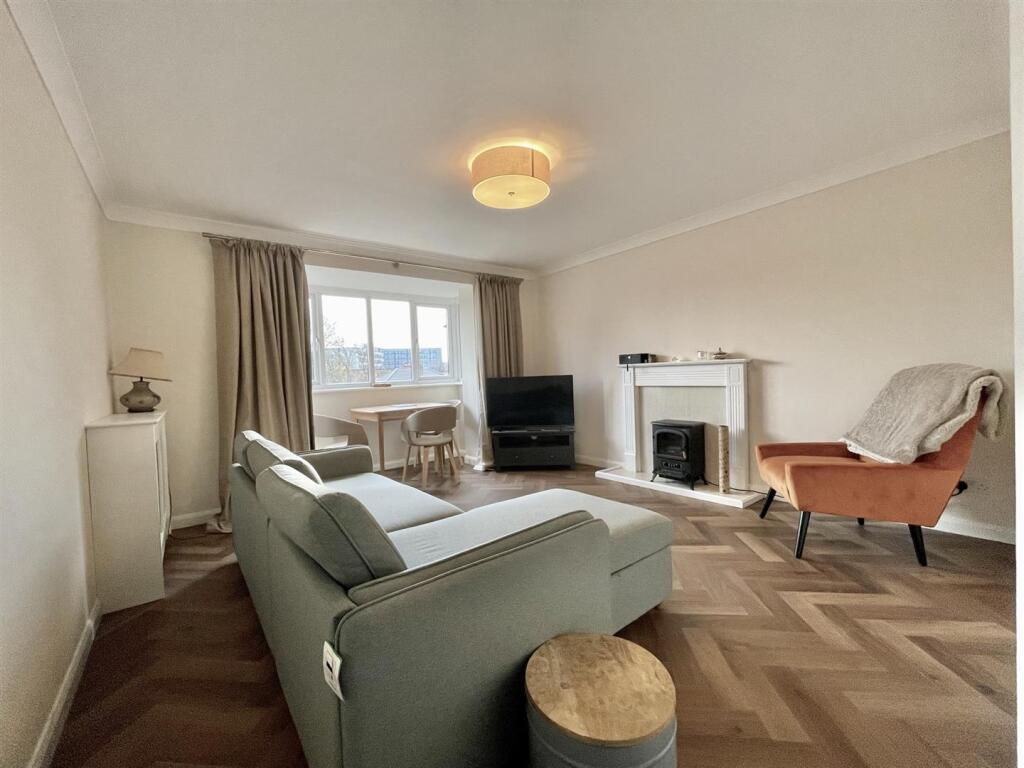 11 Bridgecrest Livingroom.jpeg