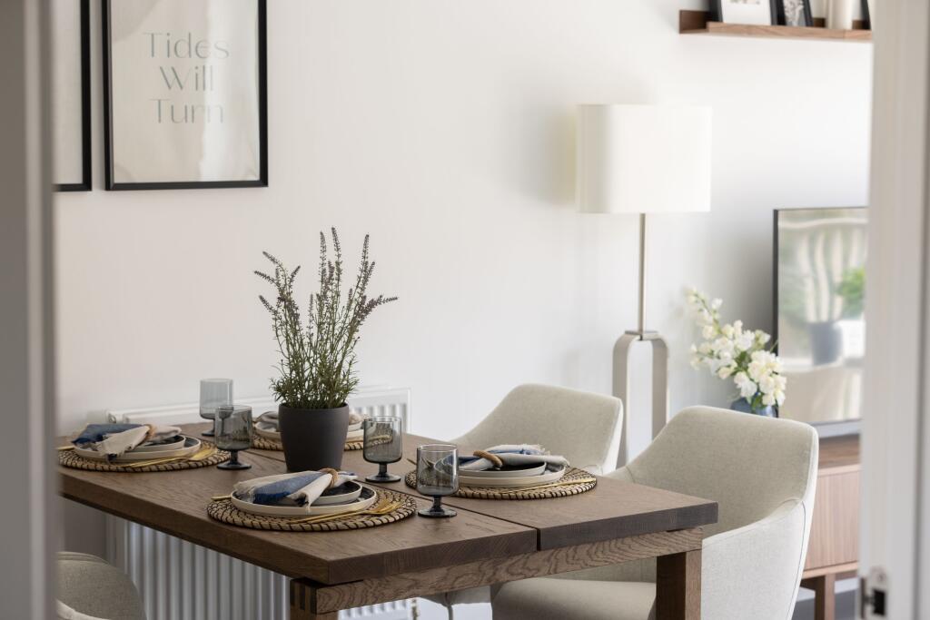 SHOW APARTMENT LIVING/DINING