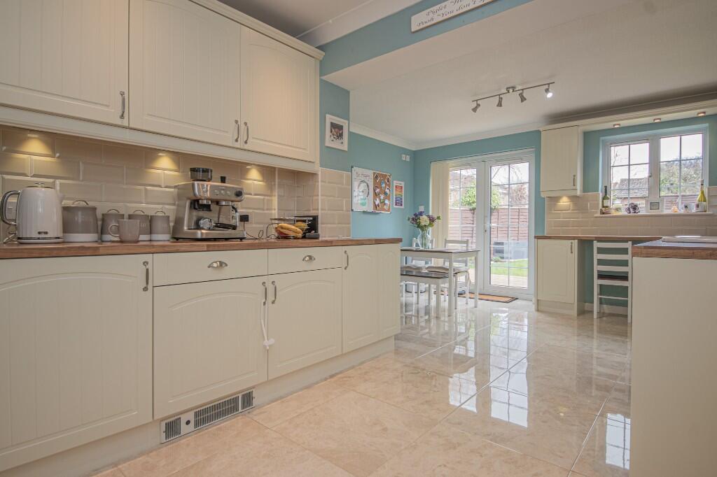 KITCHEN/BREAKFAST