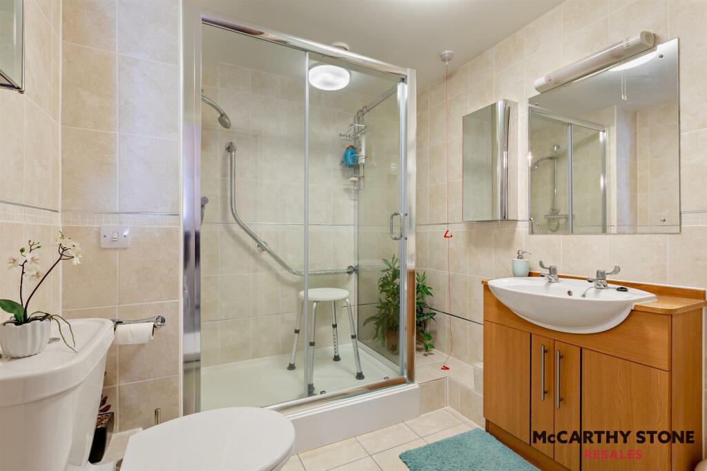 SHOWER ROOM: