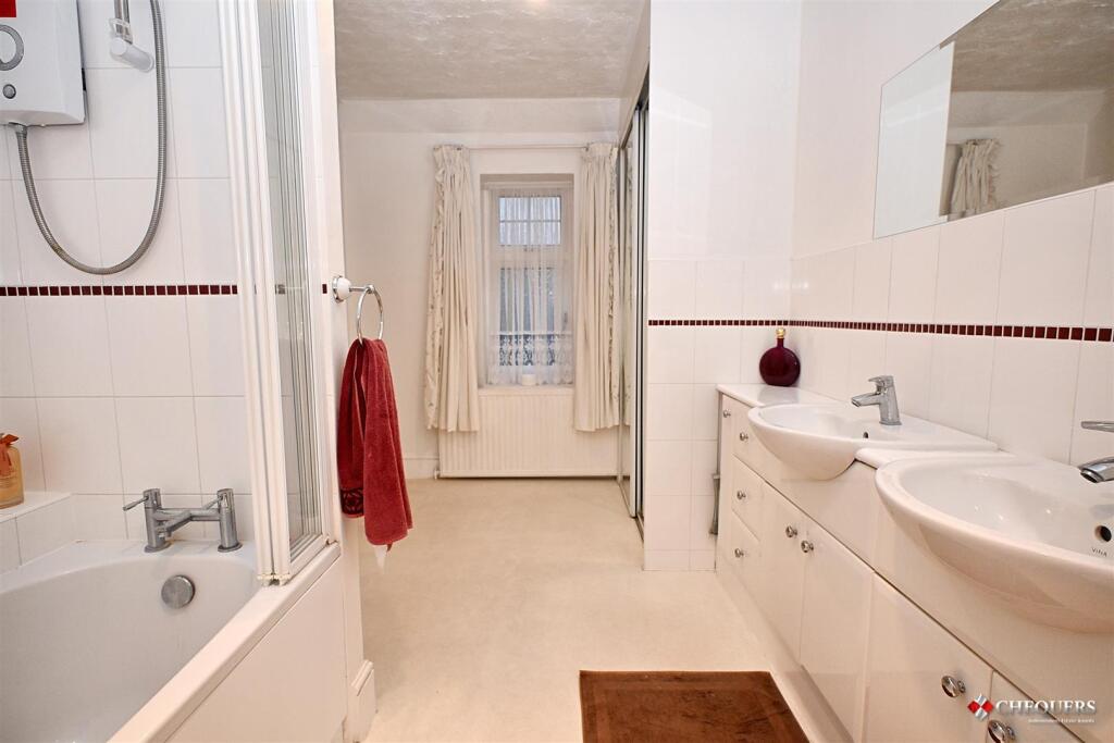 Ensuite/ Dressing room