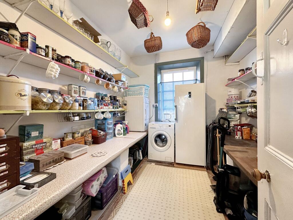 Walk-in Pantry/Utility