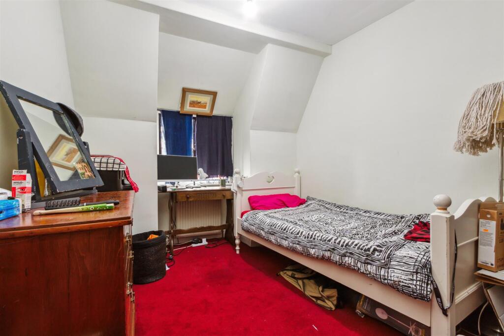 1a Station Approach, KT24 6QX bedroom 1.jpg
