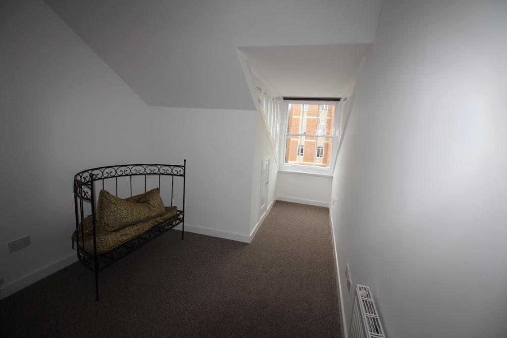 enys upstairs bedroom back.JPG