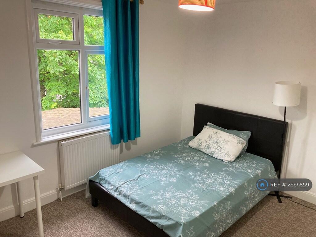 Spacious Double Bedroom On The First Floor