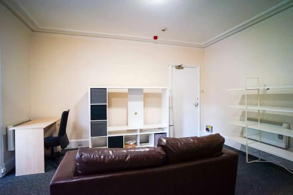 Flat_3_146_Broomspring_Lane