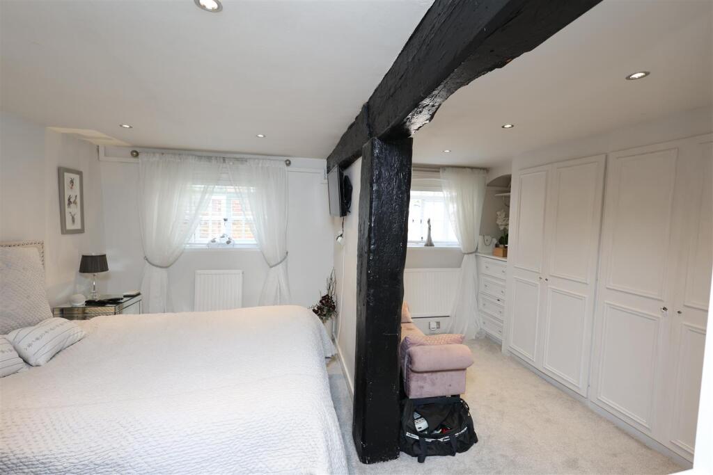 BEDROOM / DRESSING ROOM