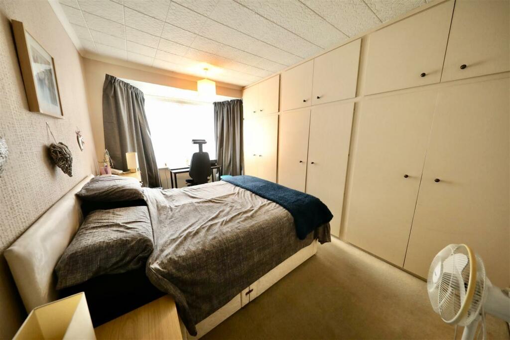 302 Bricknell - Bed 1.jpg