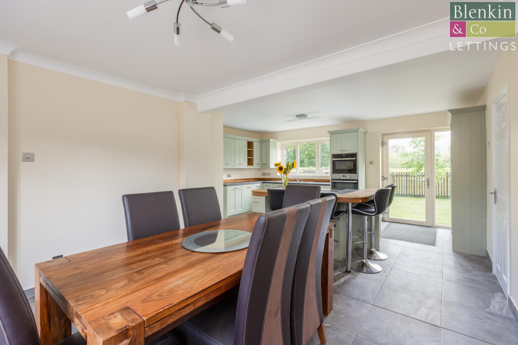 Kitchen/ Dining Room