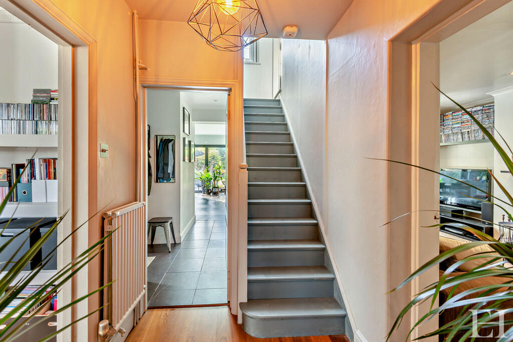 8614765-interiorW...