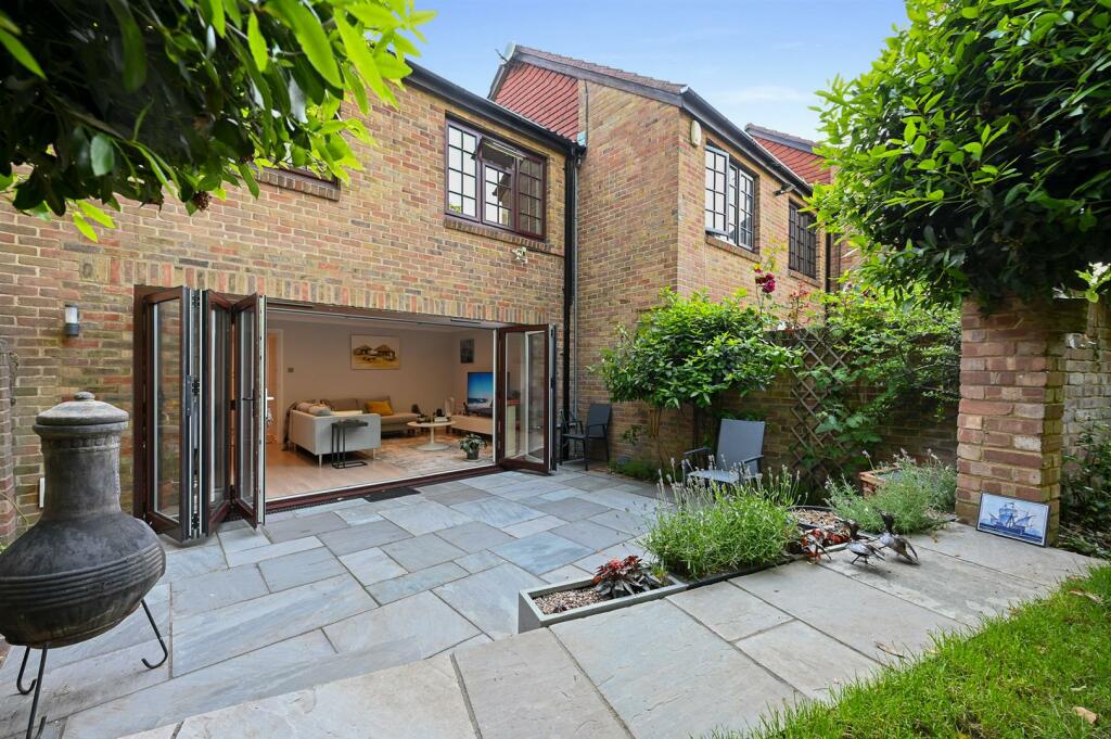 HJ - 34 The Farthings - Garden1 (1).jpg