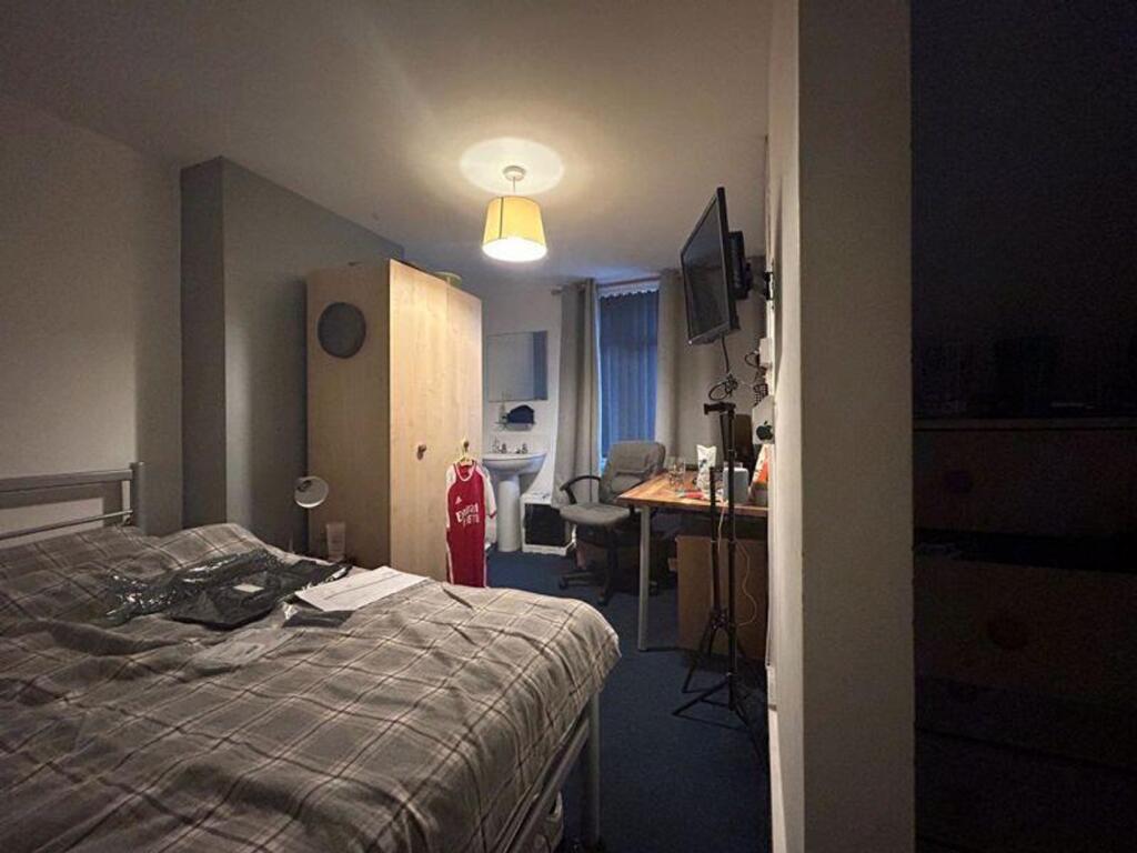 A cozy and tidy double bedroom with good lighti...