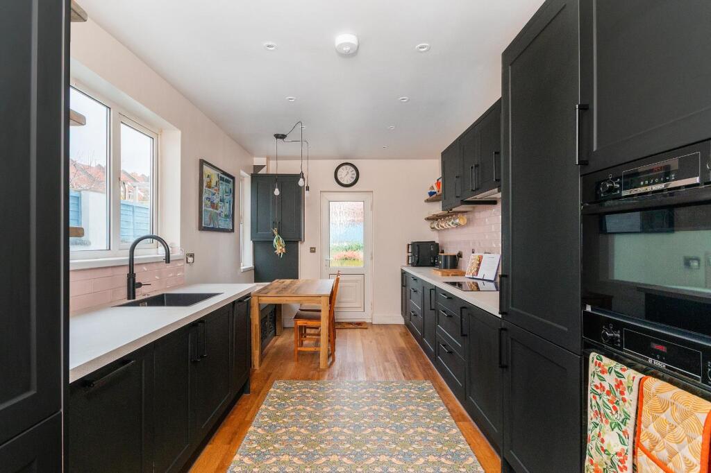 2W4RBN - Kitchen G.jpg