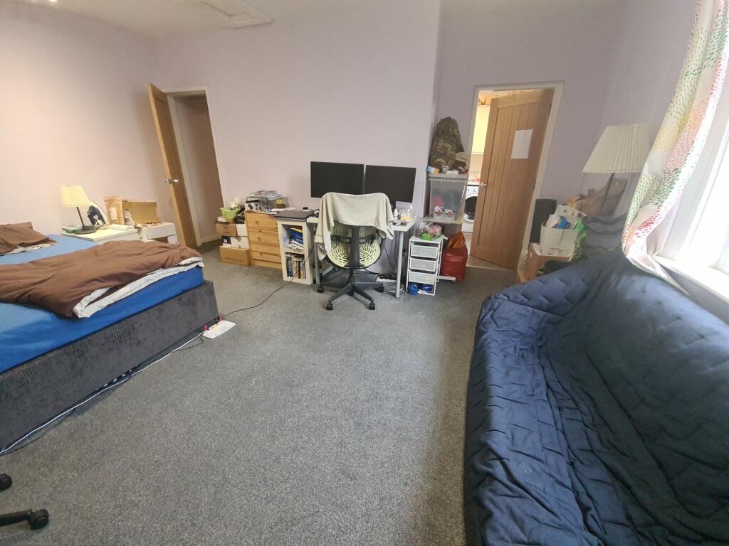 Spacious, well-kept double bedroom with a comfo...