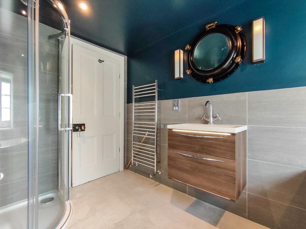 Family Bathroom Aspect 2