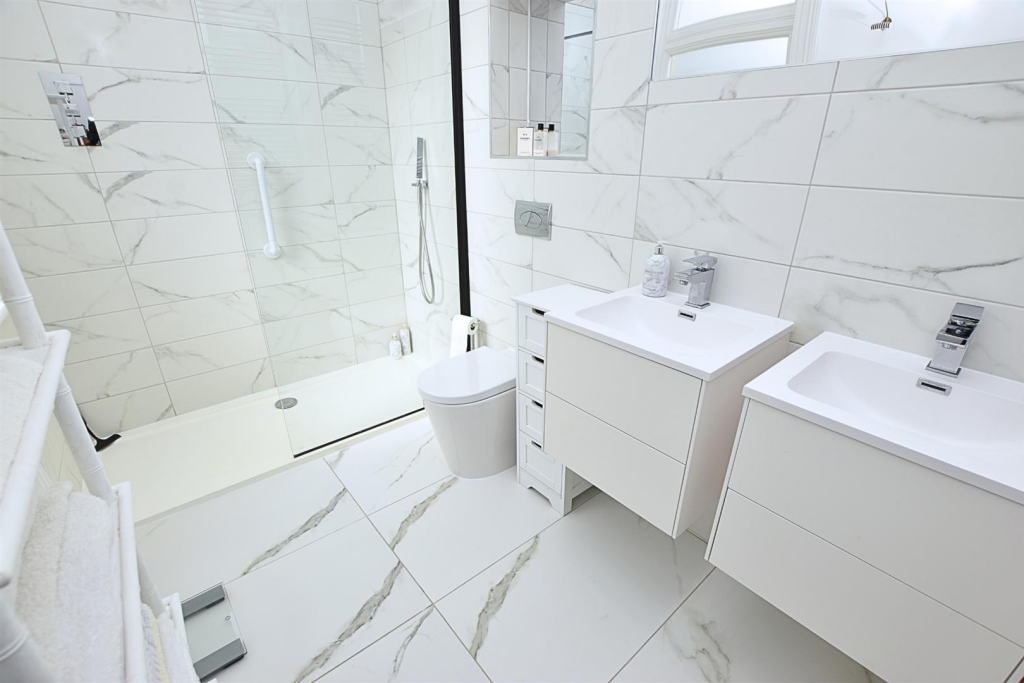 EN SUITE SHOWER ROOM