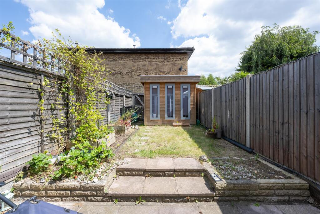 Greenstone Mews, E11