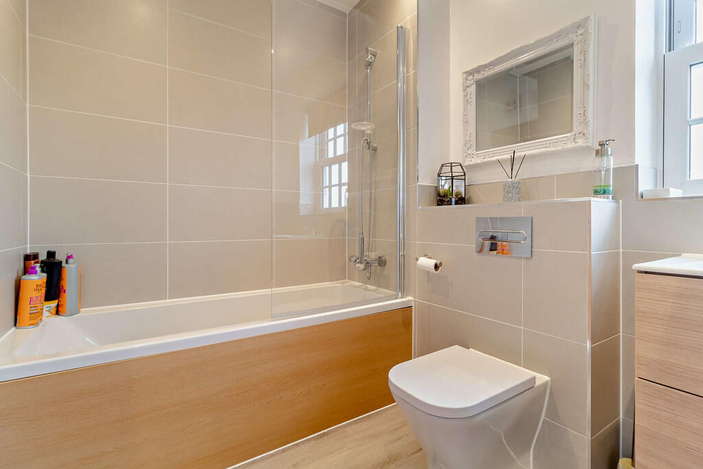 8587091-interior1...