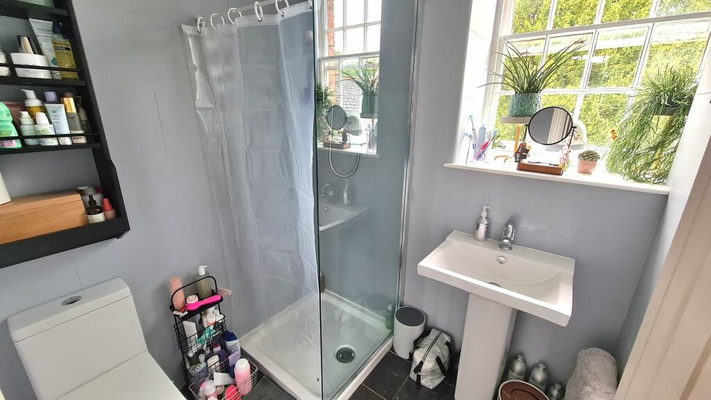 EN SUITE SHOWER ROOM