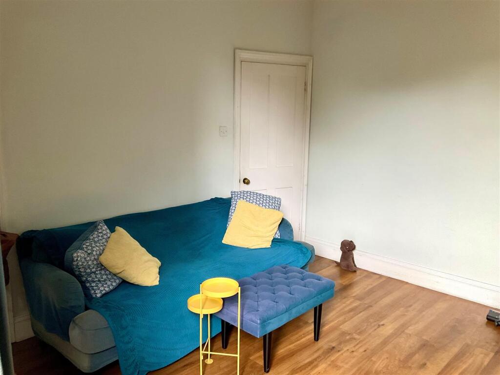 Family Room pic2.jpg