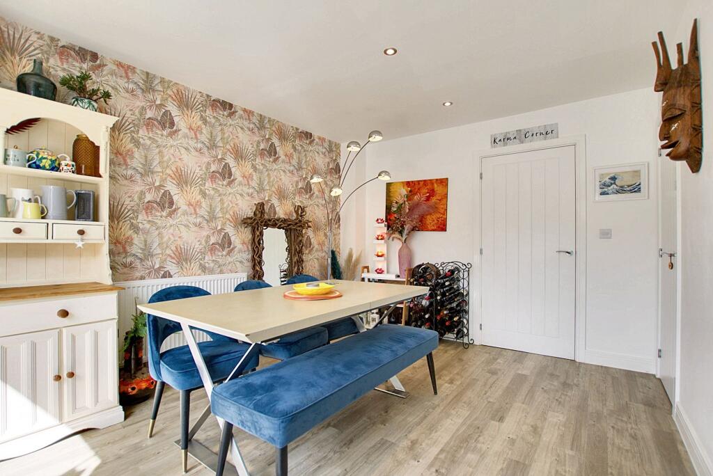 Modern Fitted Kitchen &amp; Dining Area