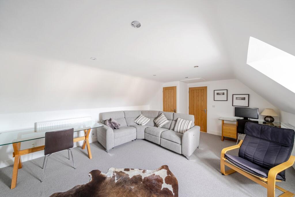 Cinema room/bedroom 6