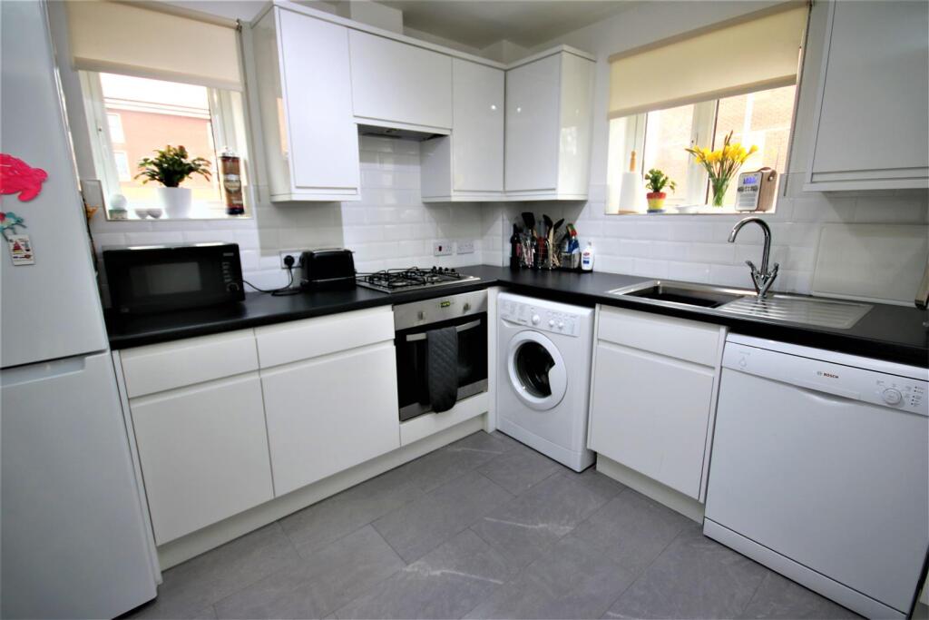 LUXURY FITTED KITCHEN: