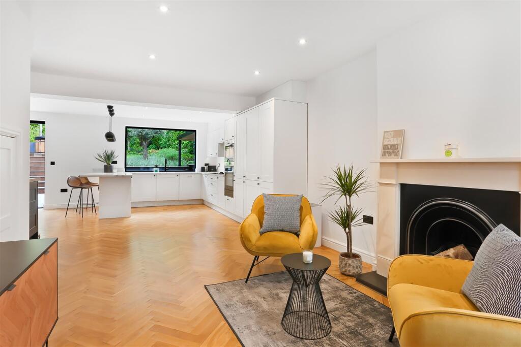 1249733894 - 43 Green Curve, SM7 - 70.jpg