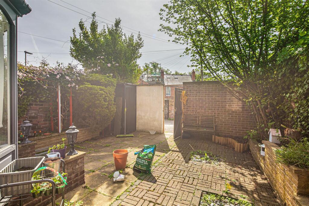 Garden and gates to 433A