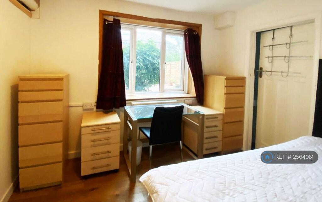 Double En Suite Garden Facing  - Double Bed