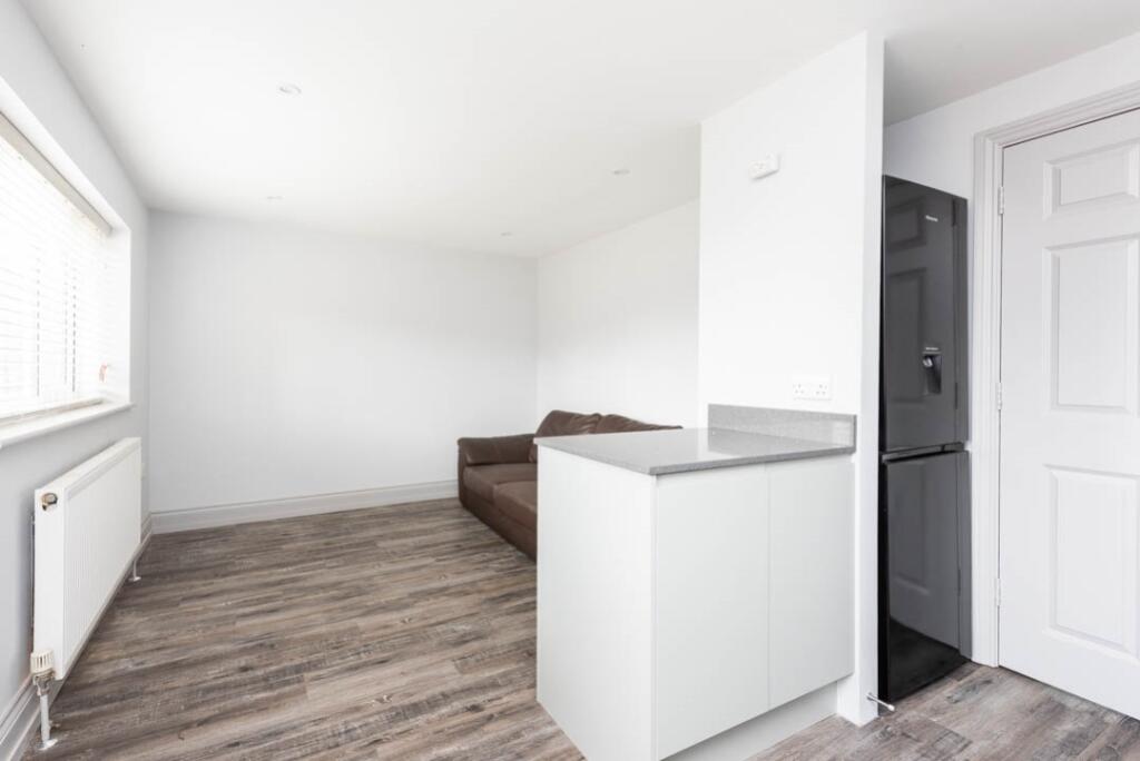 Flat B Snowdon Mede low-8