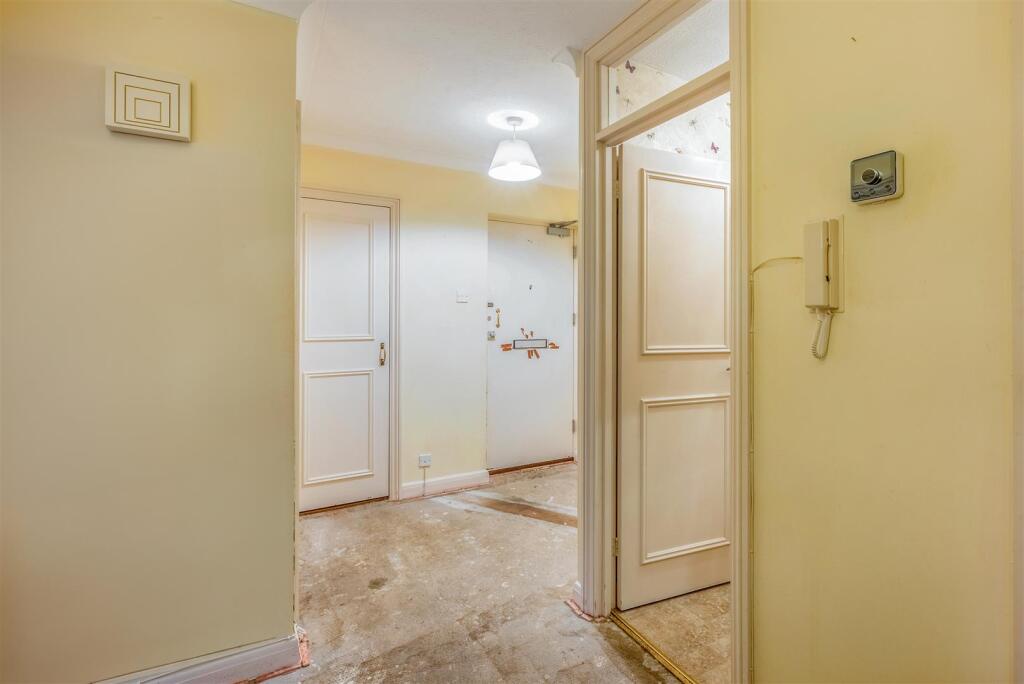 Flat 2, Corvill Court, Worthing -7.jpg