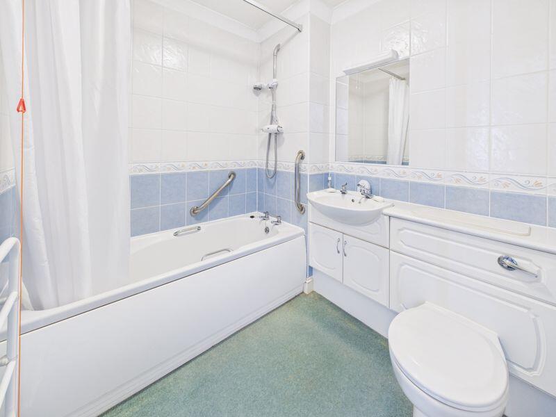 ENSUITE BATHROOM