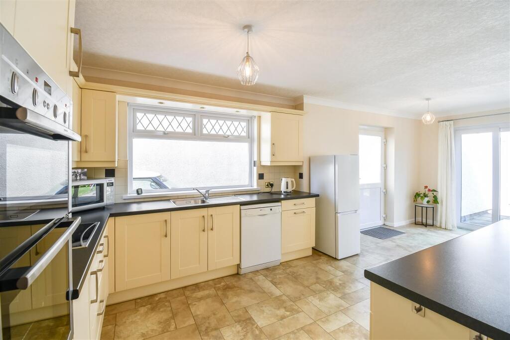 KITCHEN/BREAKFAST ROOM