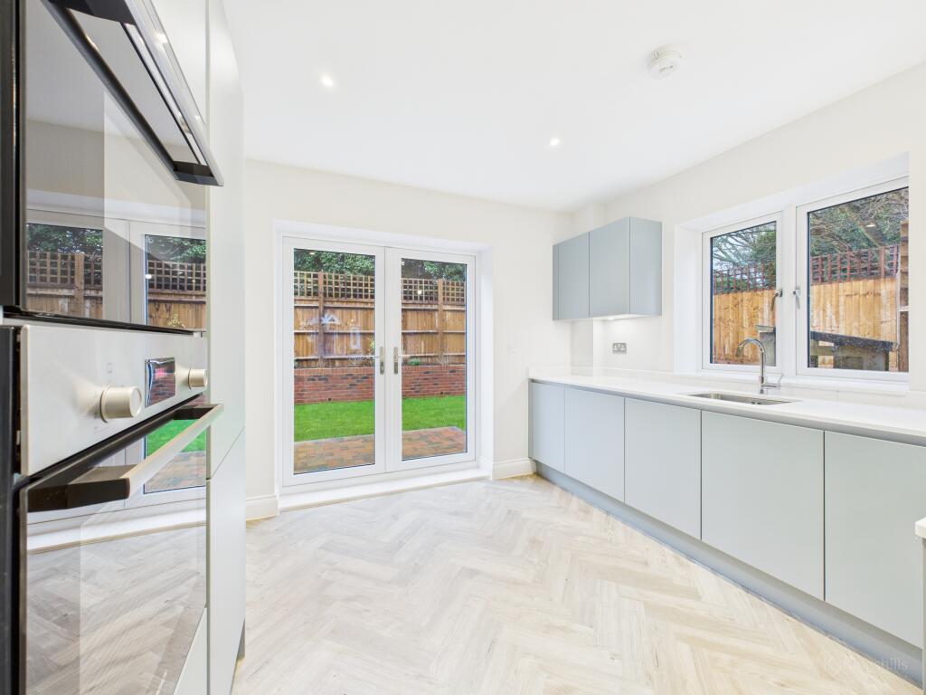 CAM02119G0-PR0504-STILL009