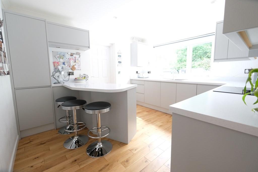 KITCHEN/BREAKFAST