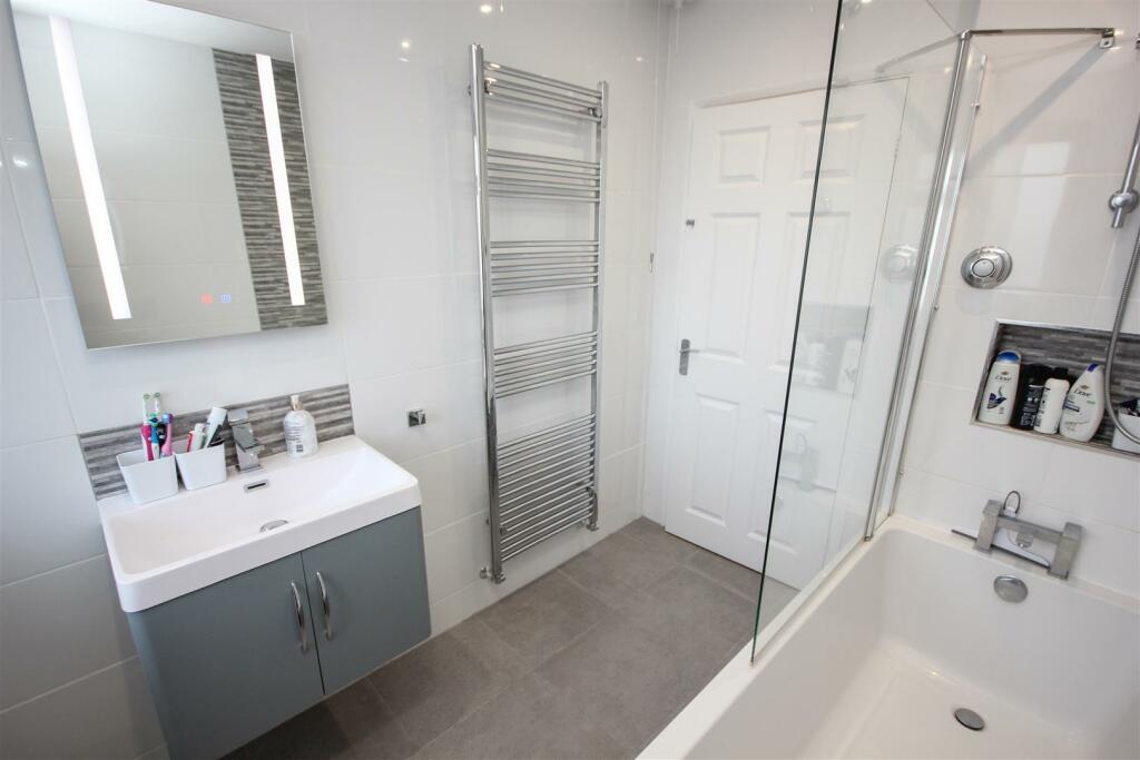 Bathroom 1.jpg