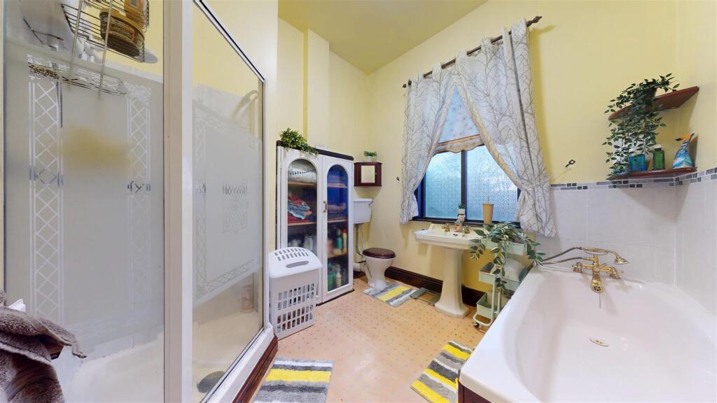 Laurel Road, Family Bathroom