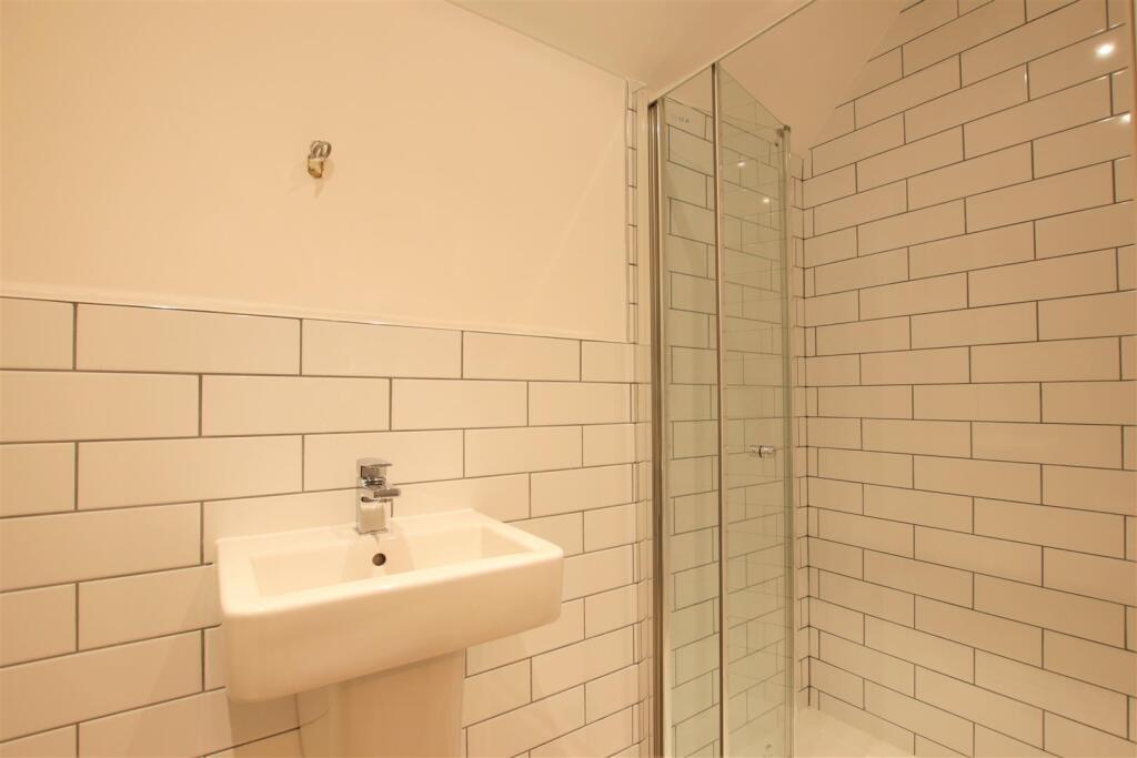 Hayes Lane 30b ensuite.JPG