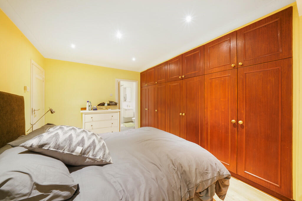 7 Woodstead Grove...