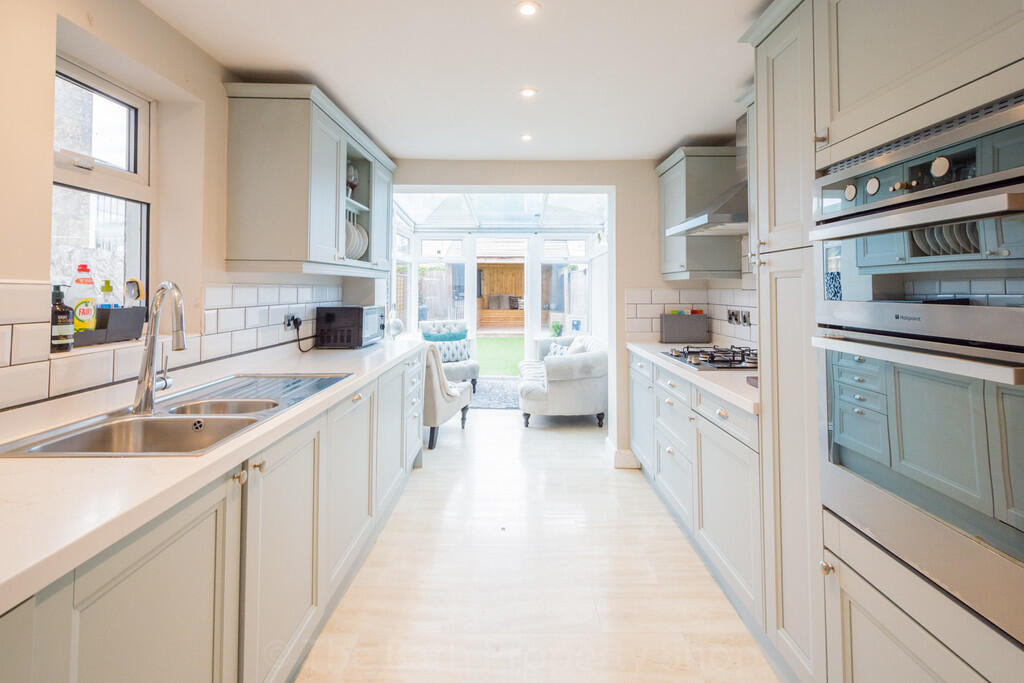 27 Combe Road New...