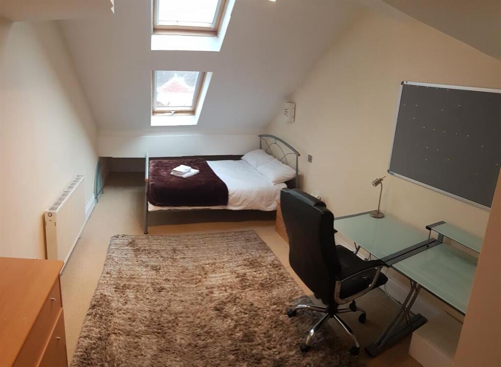 Bright, neatly presented attic bedroom with a s...