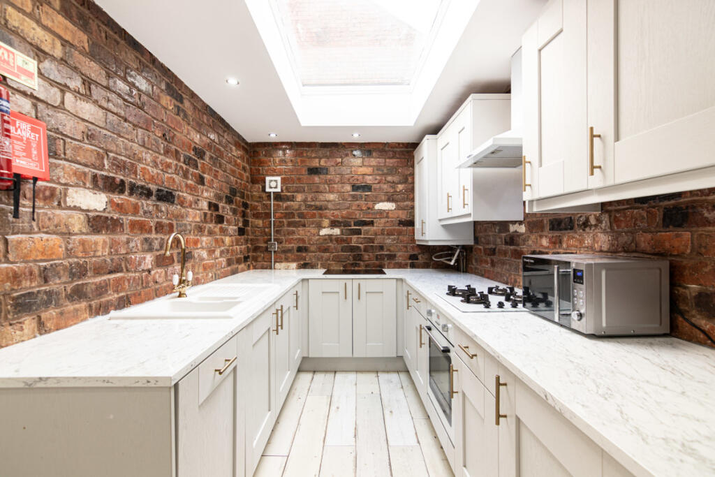 12MR Living Area / Kitchen