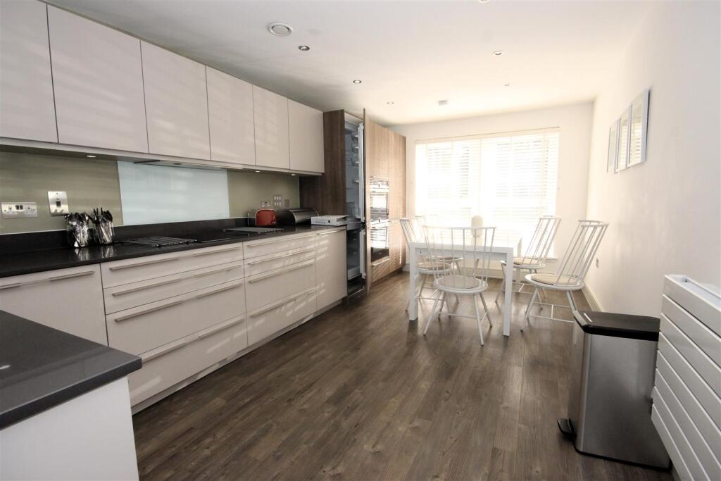 03Kitchen.JPG