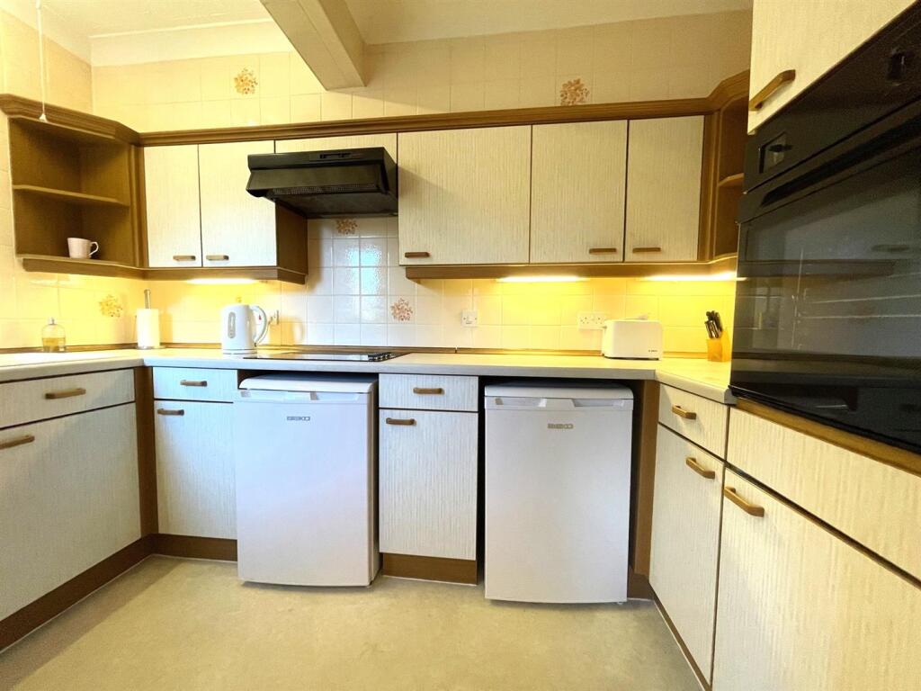 Kitchen 1.jpg