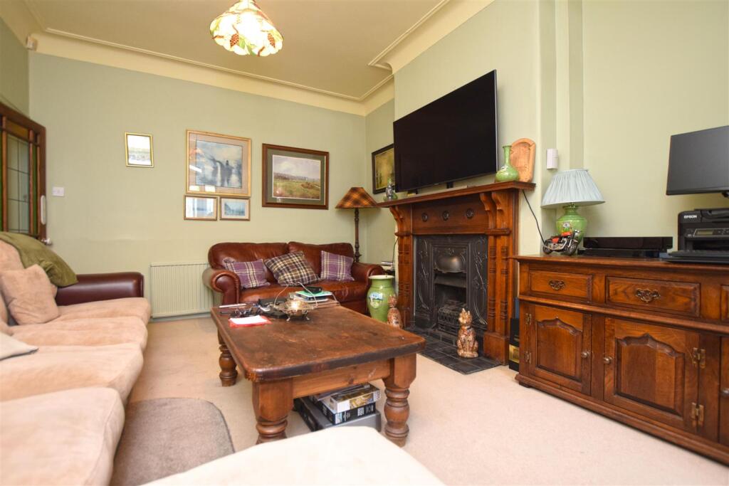 REAR LOUNGE